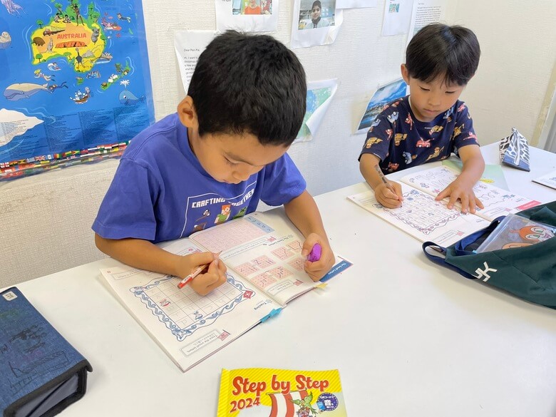 CESこまえ児童教室の教材で学ぶ様子